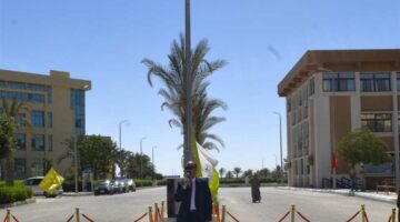 بتحية العلم.. رئيس جامعة العريش يشهد استقبال الطلاب في أول أيام الدراسة