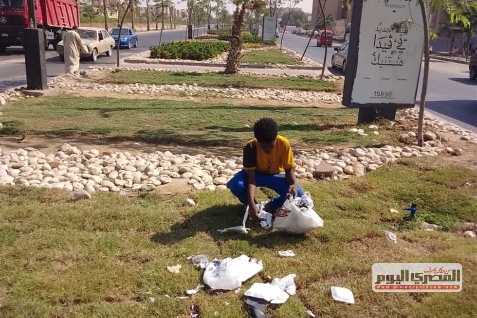 «بعد ما الدنيا هديت».. أطفال السودان يعودون مجددًا لتنظيف شوارع حدائق أكتوبر (صور)