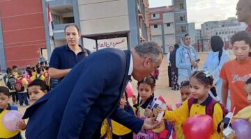 بالشوكولاته والأعلام.. «تعليم العبور» يستقبل الطلاب في المدارس