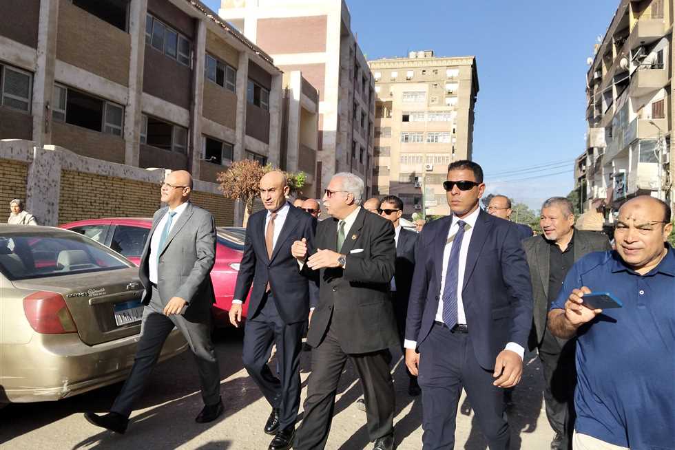 وزير التعليم يتفقد مدارس بالقليوبية.. ويجري حوارًا مع الطالبات حول نظام البكالوريا