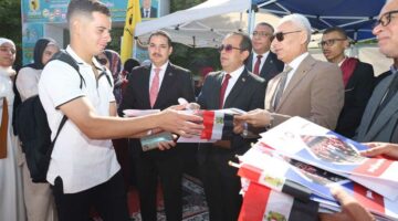 رئيس جامعة المنيا يستقبل الطلاب بالهدايا في أول أيام العام الدراسي الجديد (صور)