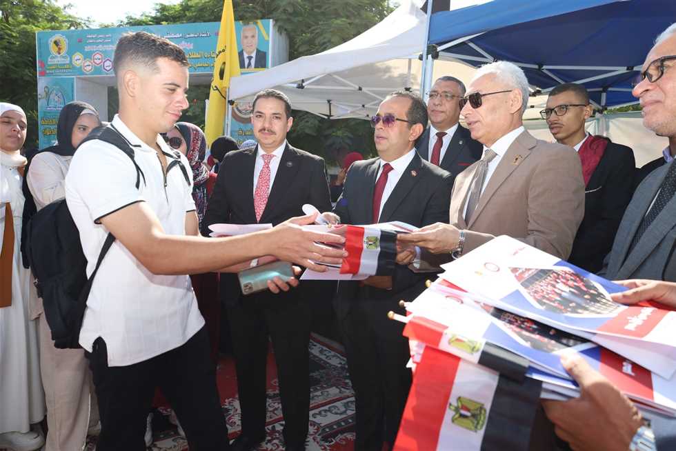 رئيس جامعة المنيا يستقبل الطلاب بالهدايا في أول أيام العام الدراسي الجديد (صور)