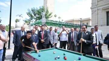 رئيس جامعة القاهرة يفتتح العام الدراسي بتحية العلم وتفقد معارض الأنشطة الطلابية