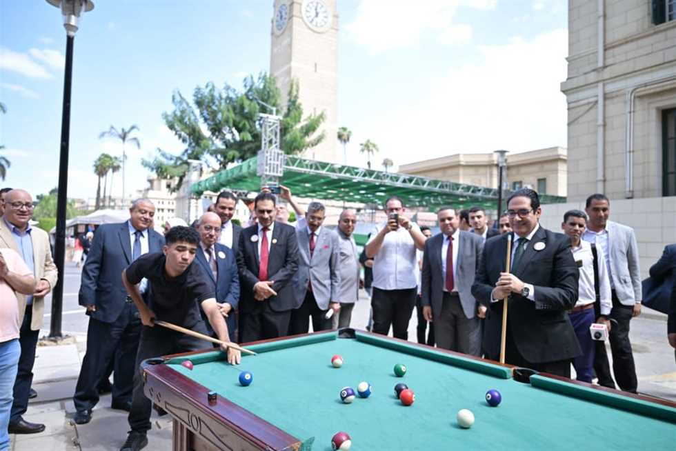 رئيس جامعة القاهرة يفتتح العام الدراسي بتحية العلم وتفقد معارض الأنشطة الطلابية