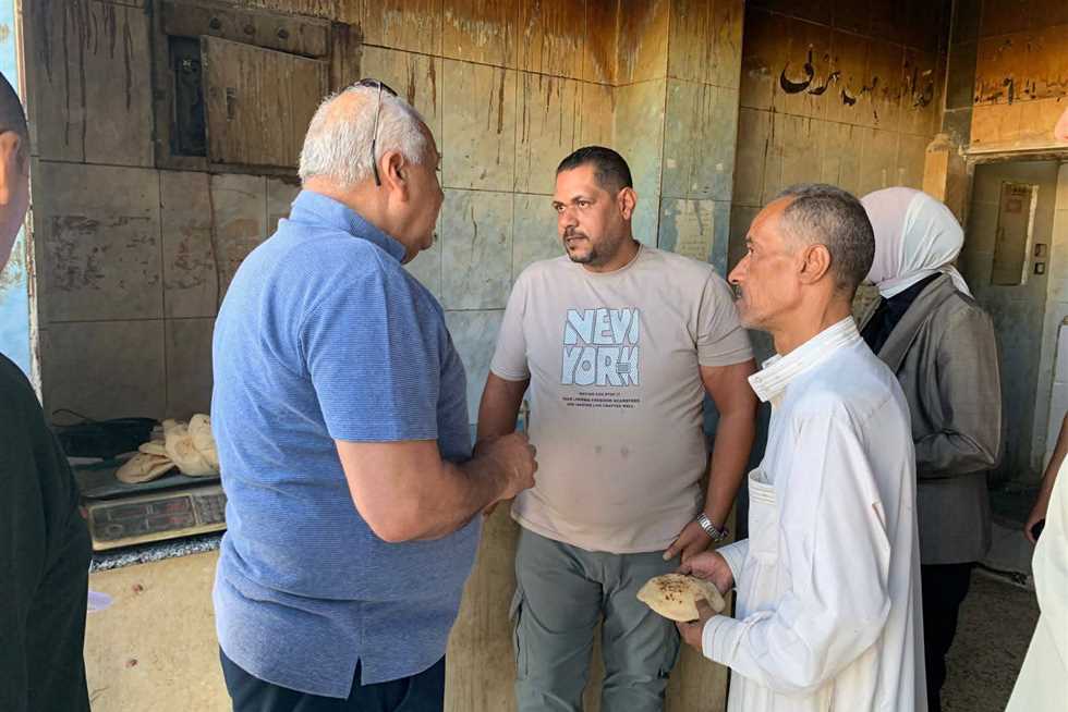 للتلاعب في وزن رغيف الخبز المدعم.. محافظ الوادي الجديد يحيل مسؤولين بالتموين للتحقيق