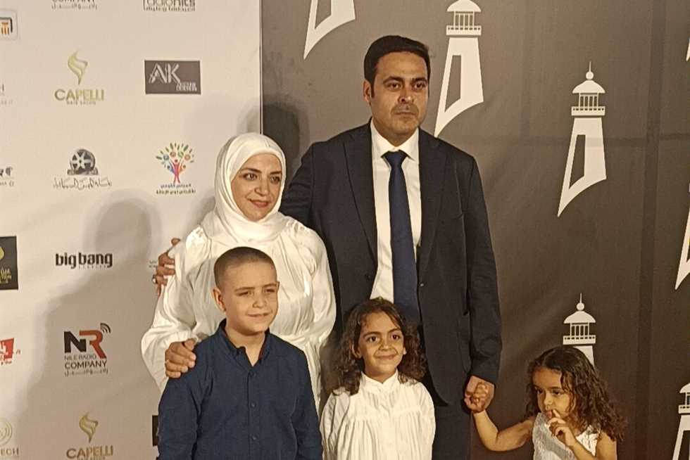 أحمد الرافعي رفقة زوجته وأبنائه على ريد كاربت ختام مهرجان بورسعيد السينمائي (صور)