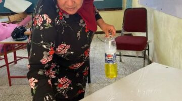 رسالة في «إنكار الذات».. مديرة مدرسة «كوم الضبع» بالباجور في المنوفية تنظف ديسكات الفصول