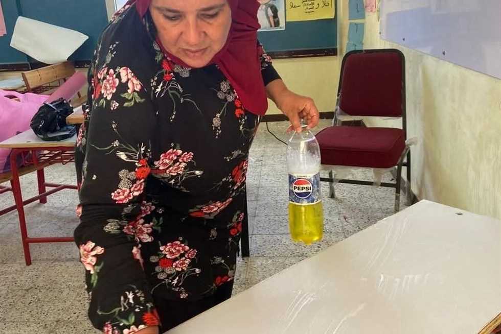 رسالة في «إنكار الذات».. مديرة مدرسة «كوم الضبع» بالباجور في المنوفية تنظف ديسكات الفصول