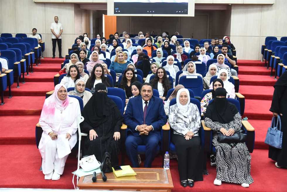 للاستغلال الأمثل لطاقاتهن.. محافظ مطروح يبحث مطالب المكلفات بالخدمة العامة