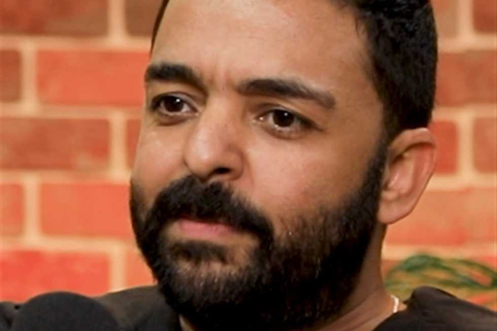 عمرو حسن يكشف كواليس طفولته: «كنا بناكل هياكل الفراخ واللحمة نادرة»