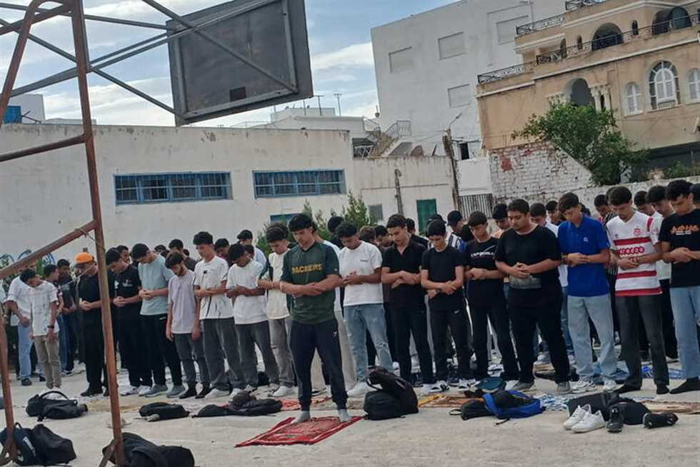 «صلوا في داركم».. منع الطلاب من الصلاة داخل معهد يثير الجدل في تونس