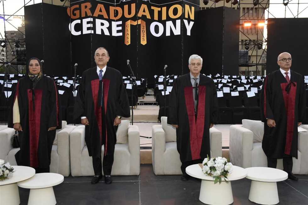 وزيرا قطاع الأعمال و التعليم العالي يشهدان حفل تخرج الدفعة (71) بكلية الهندسة جامعة عين شمس