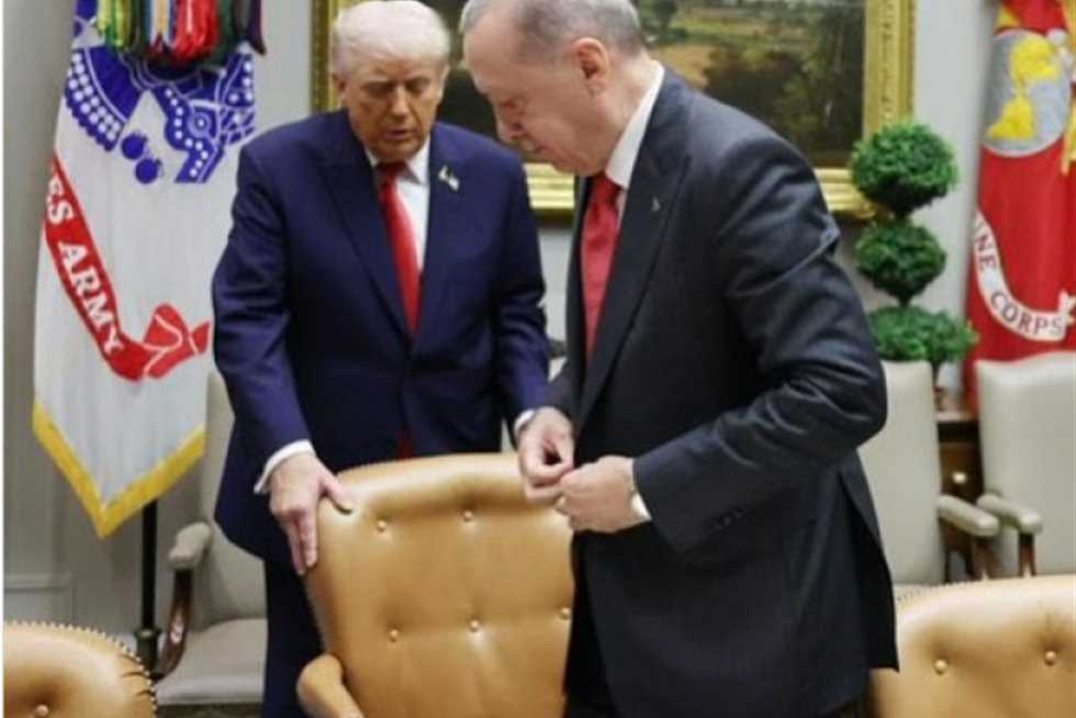 لقطة «لافتة».. ترامب يسحب الكرسي لأردوغان خلال اجتماعهما في البيت الأبيض