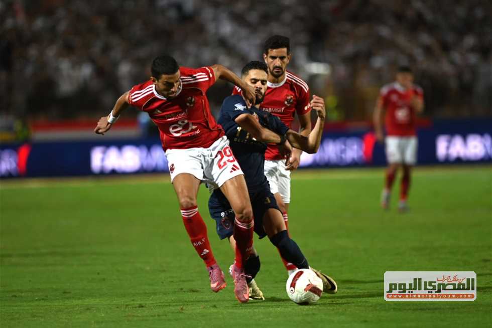 «مش عارف بيلعب كورة إزاي!».. مجدي عبدالغني يهاجم نجم الزمالك