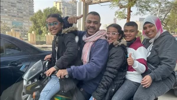 5 أفراد على عجلتين.. الموتوسيكل ينقذ أولياء الأمور من أزمة المرور في بداية العام الدراسي (صور)