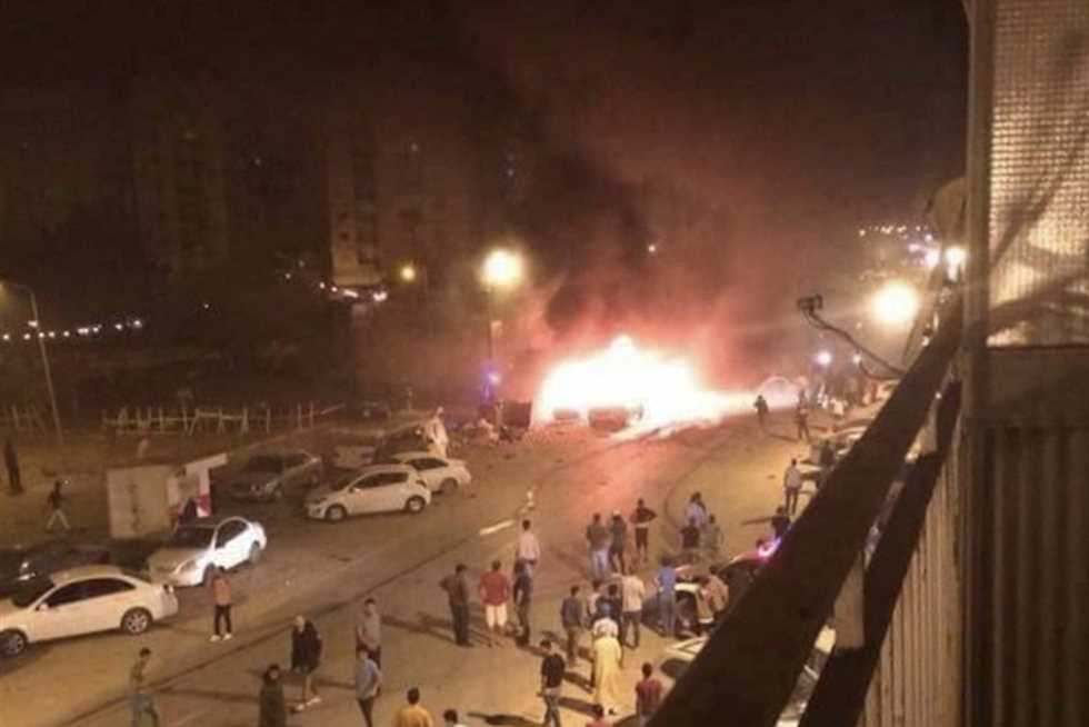 ليبيا الآن.. لحظة انفجار سيارة مفخخة أمام معسكر اللواء 444 في بني وليد (فيديو)