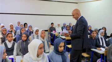 "عبداللطيف" يفاجئ مدارس إدارتي السنطة وشرق طنطا بجولة تفقدية