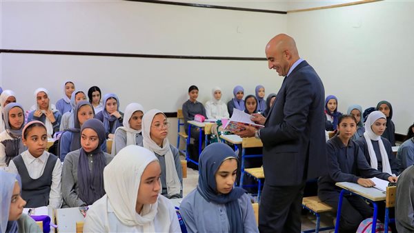 "عبداللطيف" يفاجئ مدارس إدارتي السنطة وشرق طنطا بجولة تفقدية