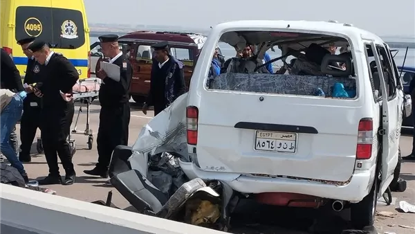 إصابة 6 أشخاص إثر انقلاب ميكروباص بالطريق الأوسطى