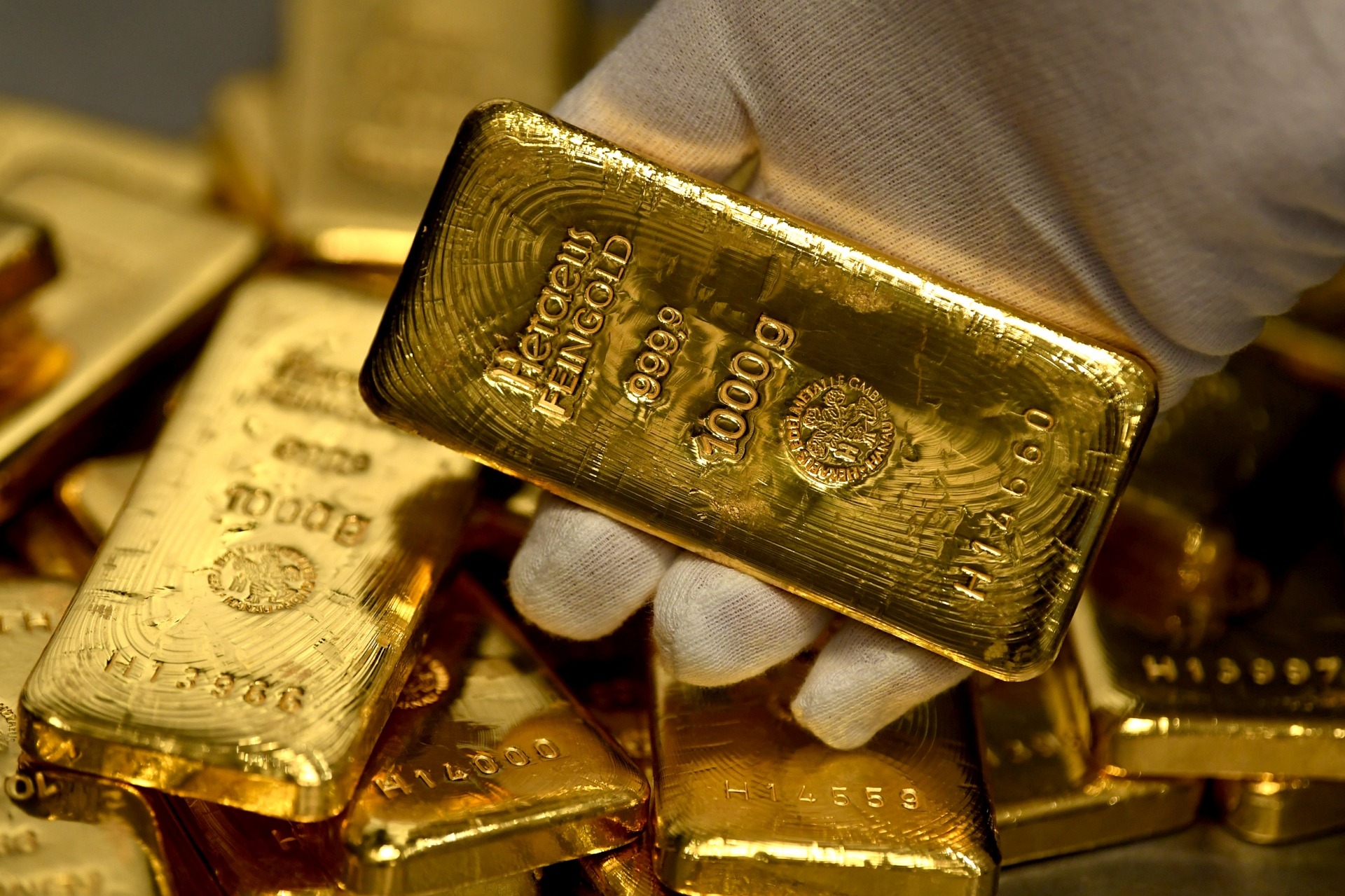 الذهب يستقر قرب مستوى قياسي بانتظار خفض الفائدة الأمريكية