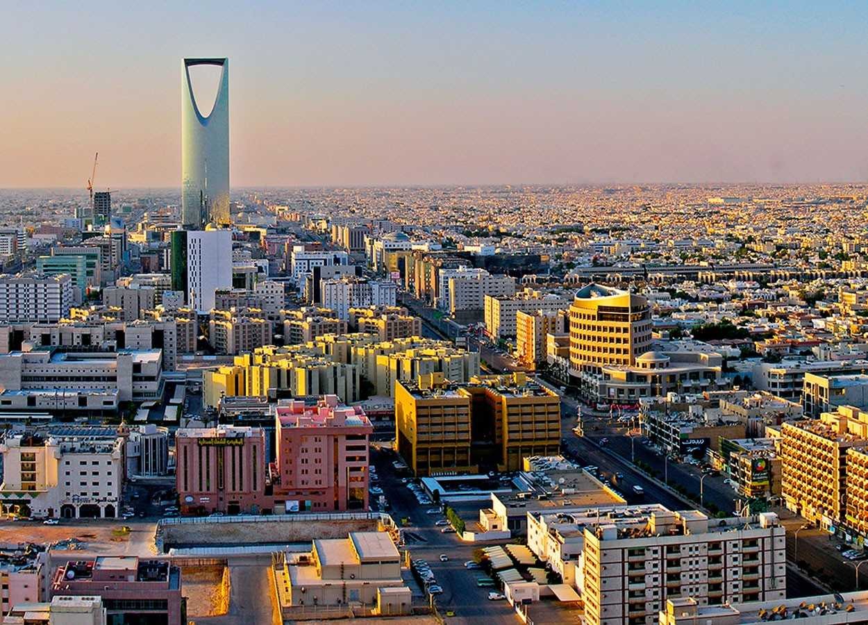 السعودية تتجه لبيع المزيد من السندات مع تأثر مواردها المالية بانخفاض النفط