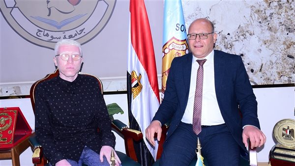 الطالب يوسف خلف يتسلم عمله كمعيد بجامعة سوهاج.. وشكر لوزيري الصحة والتعليم العالي