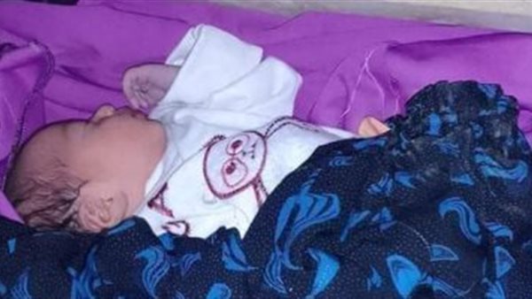 العثور على رضيع عمره 10 أيام بجوار مسجد في الفيوم