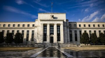 الفيدرالي الأمريكي  يخفض سعر الفائدة لأول مرة منذ تولي ترامب الرئاسة
