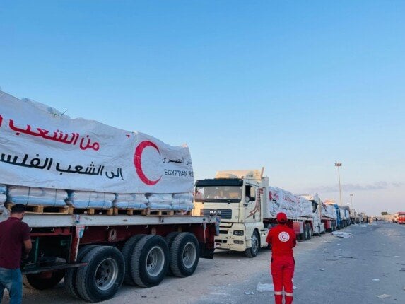 الهلال الأحمر: قافلة زاد العزة الـ37 تحمل 2500 طن مساعدات إغاثية عاجلة للفلسطينيين بغزة