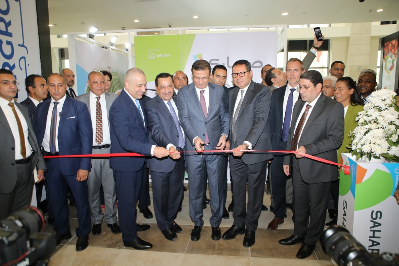 بالصور.. رئيس البنك الزراعي المصري يشارك في معرض صحارى