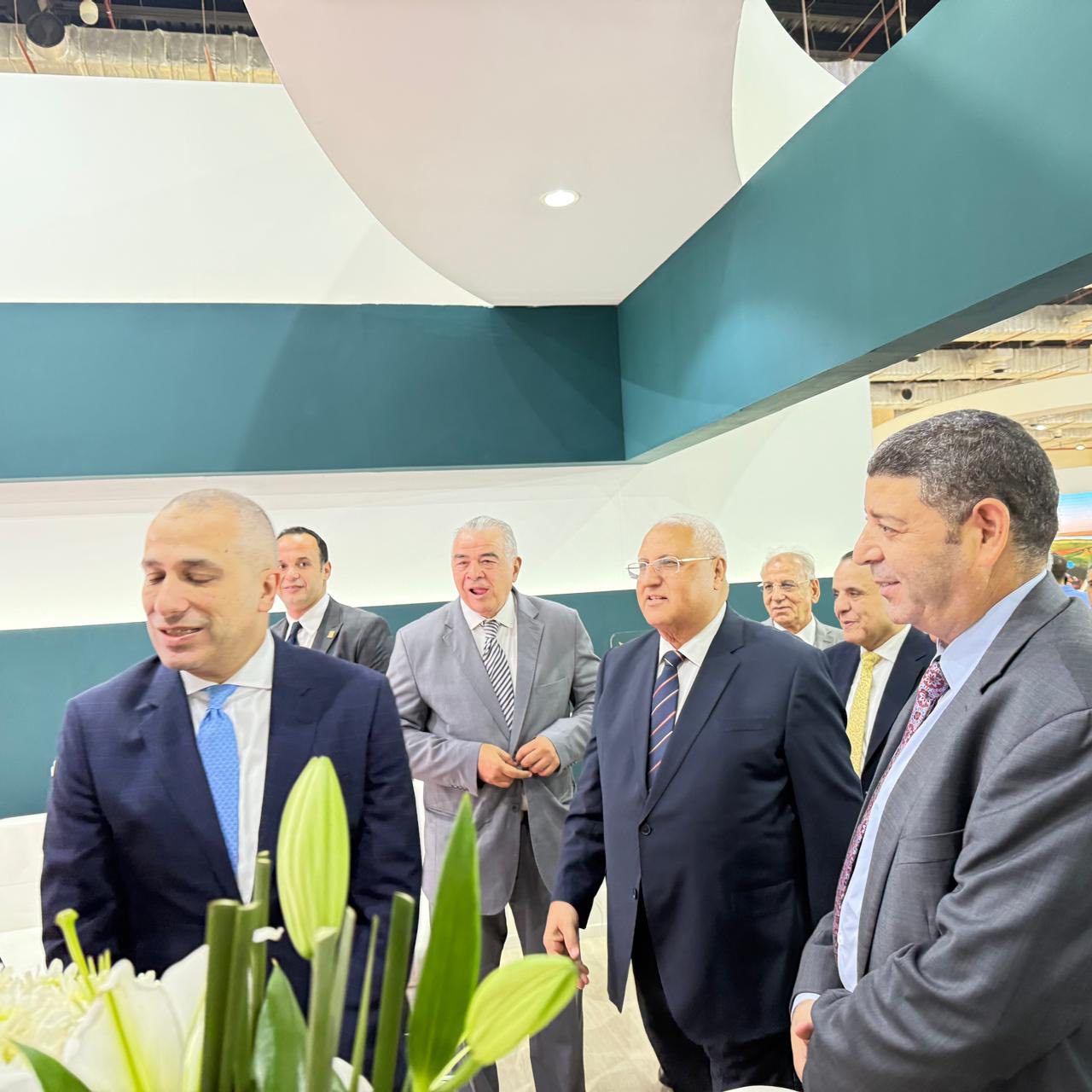بالصور.. رئيس البنك الزراعي يتفقد جناح «إيكارد» بمعرض صحارى