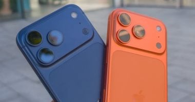 برتقالى أم أزرق غامق؟.. تقرير يقارن اللون الأمثل لجهاز iPhone 17 Pro
