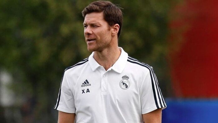 تشابي ألونسو يحذر لاعبي ريال مدريد من الثقة الزائدة قبل مواجهة أتلتيكو