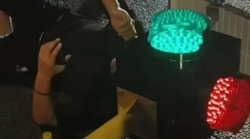 حادث غريب.. رجل يعلق برأسه داخل إشارة مرور بالصين بعد اصطدام دراجته النارية