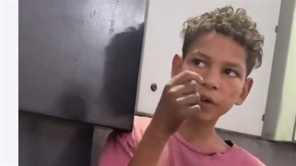 خطف التريند.. قصة "علي" عبقري الرياضيات وبيمسح عربيات ليساعد أسرته