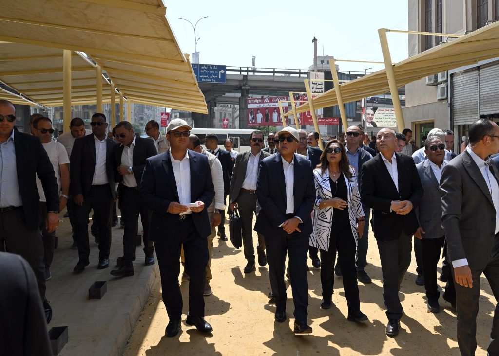 رئيس الوزراء يتجول داخل سوق العتبة
