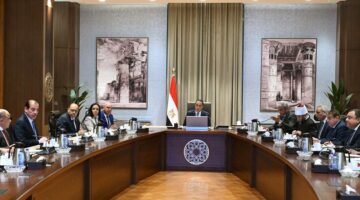 رئيس الوزراء يترأس اجتماع اللجنة العليا للحج.. ويوجه بالتنسيق مع السعودية لتطبيق الضوابط
