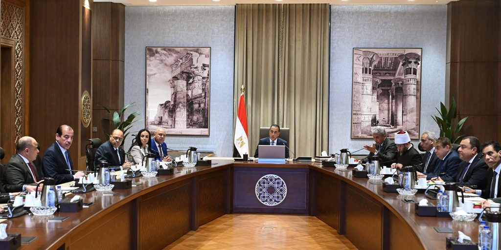 رئيس الوزراء يترأس اجتماع اللجنة العليا للحج.. ويوجه بالتنسيق مع السعودية لتطبيق الضوابط