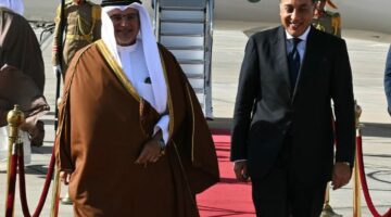 رئيس الوزراء يستقبل ولي عهد مملكة البحرين بمطار القاهرة الدولي