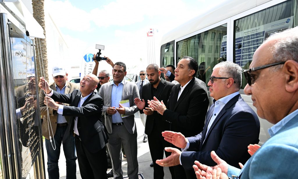 رئيس الوزراء يفتتح مصنع “هنجشينج” الصيني لتكنولوجيا المنسوجات باستثمارات 70 مليون دولار