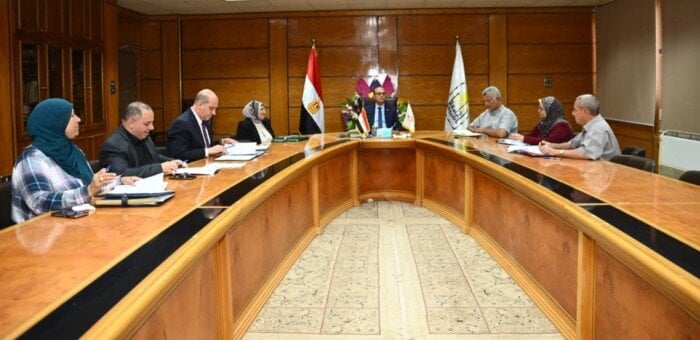 رئيس جامعة أسيوط يعقد اجتماعاً لمتابعة المشروعات الإنشائية بالجامعة
