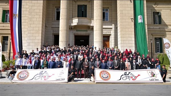 رئيس جامعة القاهرة يفتتح بداية العام الجديد بتحية العلم ويتفقد معارض الأنشطة الطلابية