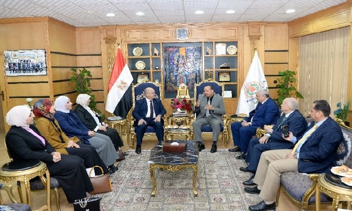 رئيس جامعة المنصورة يلتقي وفد جامعة الأنبار العراقية لتعزيز التعاون العلمي