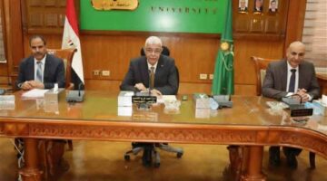 رئيس جامعة المنوفية يناقش وضع الكليات المتقدمة للاعتماد المؤسسي والبرامجي