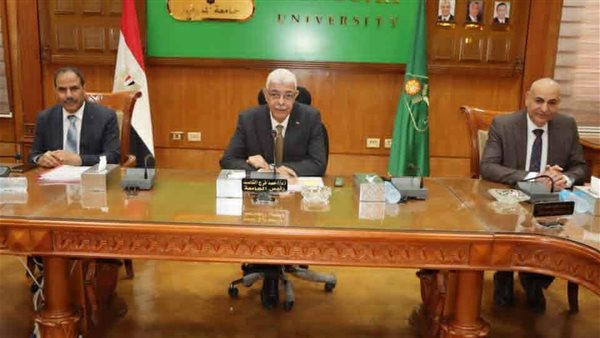 رئيس جامعة المنوفية يناقش وضع الكليات المتقدمة للاعتماد المؤسسي والبرامجي