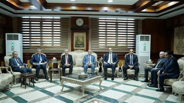 رئيس جامعة المنيا والمحافظ يلتقيان رئيس هيئة الرعاية الصحية