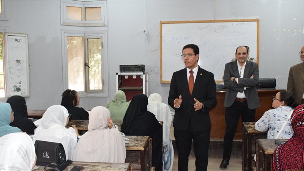 رئيس جامعة بنها يتفقد الدراسة بكليتي الآداب