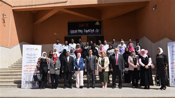 رئيس جامعة بنها يلتقي الطلاب الوافدين لمتابعة أوضاعهم