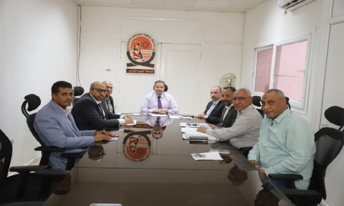 رئيس جامعة جنوب الوادي يبحث تعزيز الخدمات الطبية بالمستشفيات الجامعية