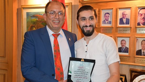 رئيس جامعة حلوان يكرم محرر "كشكول" في بداية العام الدراسي الجديد
